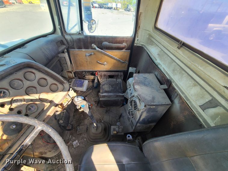 image for item DH5913 1985 Ford LT8000  truck cab and chassis