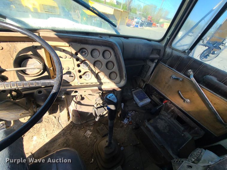 image for item DH5913 1985 Ford LT8000  truck cab and chassis
