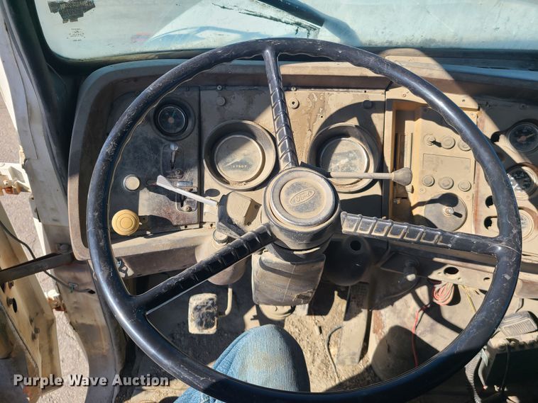 image for item DH5913 1985 Ford LT8000  truck cab and chassis