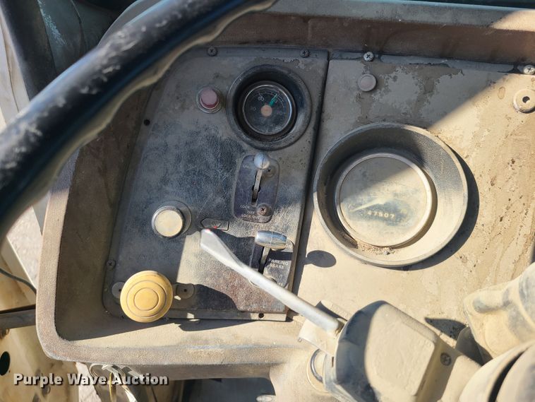 image for item DH5913 1985 Ford LT8000  truck cab and chassis