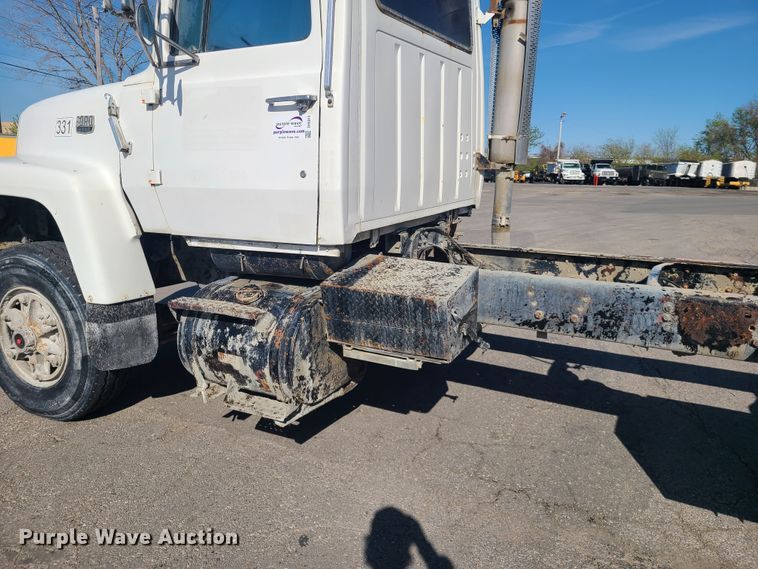 image for item DH5913 1985 Ford LT8000  truck cab and chassis