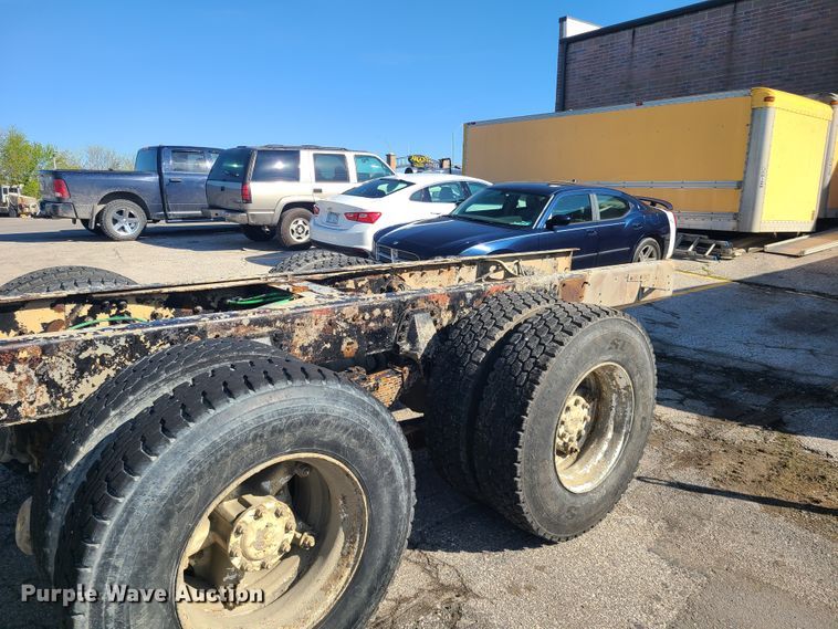 image for item DH5913 1985 Ford LT8000  truck cab and chassis