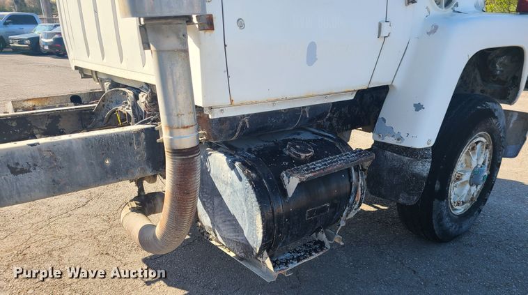 image for item DH5913 1985 Ford LT8000  truck cab and chassis