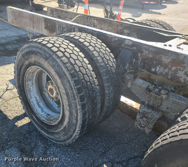 image for item DH5913 1985 Ford LT8000  truck cab and chassis