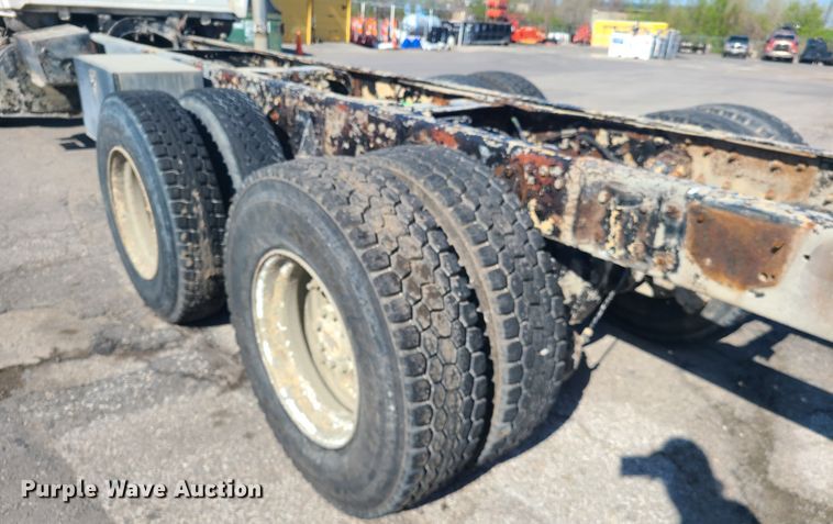 image for item DH5913 1985 Ford LT8000  truck cab and chassis