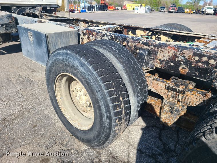 image for item DH5913 1985 Ford LT8000  truck cab and chassis