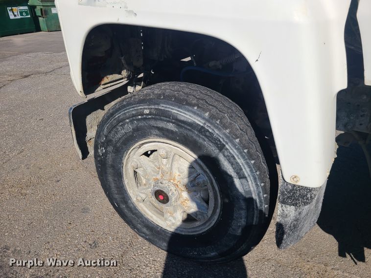 image for item DH5913 1985 Ford LT8000  truck cab and chassis