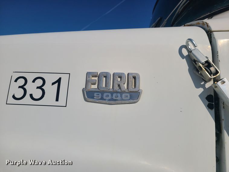 image for item DH5913 1985 Ford LT8000  truck cab and chassis