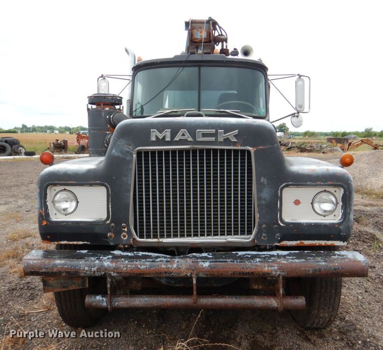 image for item DJ0463 1981 Mack R686ST  bucket truck
