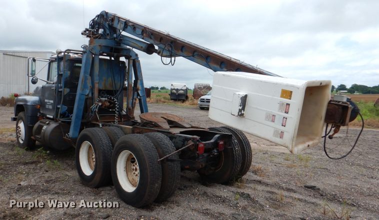 image for item DJ0463 1981 Mack R686ST  bucket truck