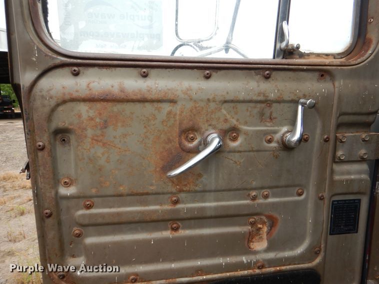 image for item DJ0463 1981 Mack R686ST  bucket truck