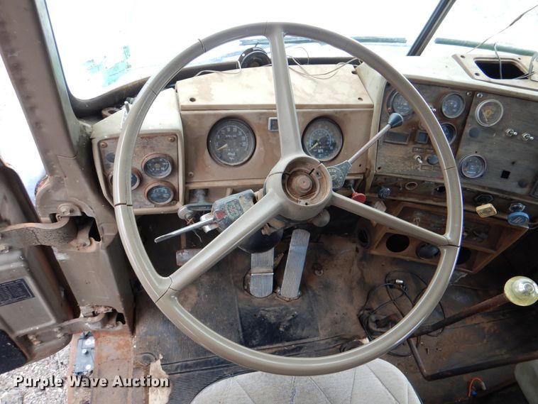 image for item DJ0463 1981 Mack R686ST  bucket truck