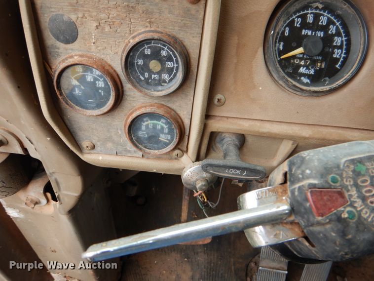 image for item DJ0463 1981 Mack R686ST  bucket truck