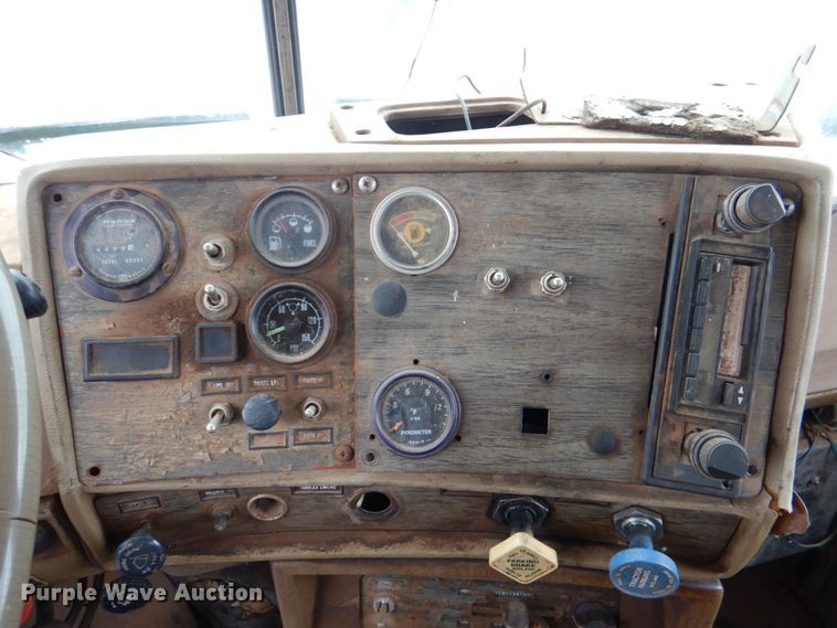 image for item DJ0463 1981 Mack R686ST  bucket truck