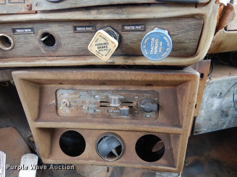 image for item DJ0463 1981 Mack R686ST  bucket truck