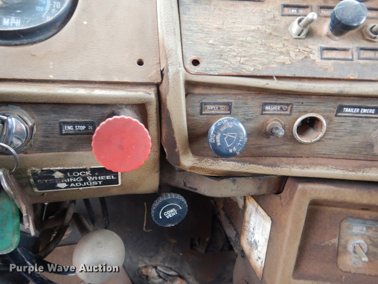 image for item DJ0463 1981 Mack R686ST  bucket truck