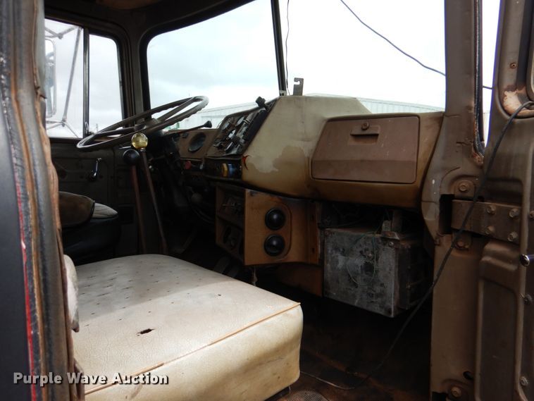 image for item DJ0463 1981 Mack R686ST  bucket truck