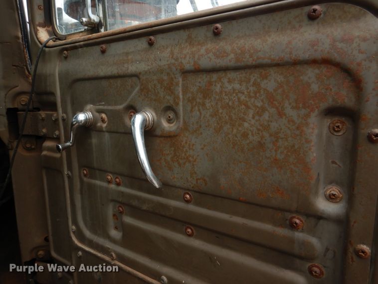 image for item DJ0463 1981 Mack R686ST  bucket truck