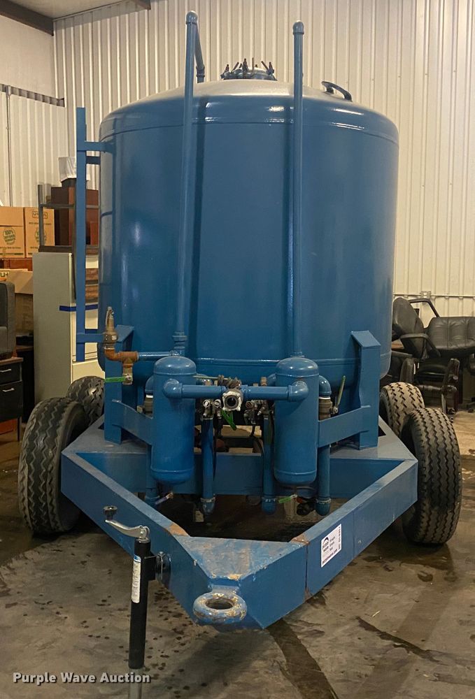 image for item DL0357 Sand blasting pot trailer