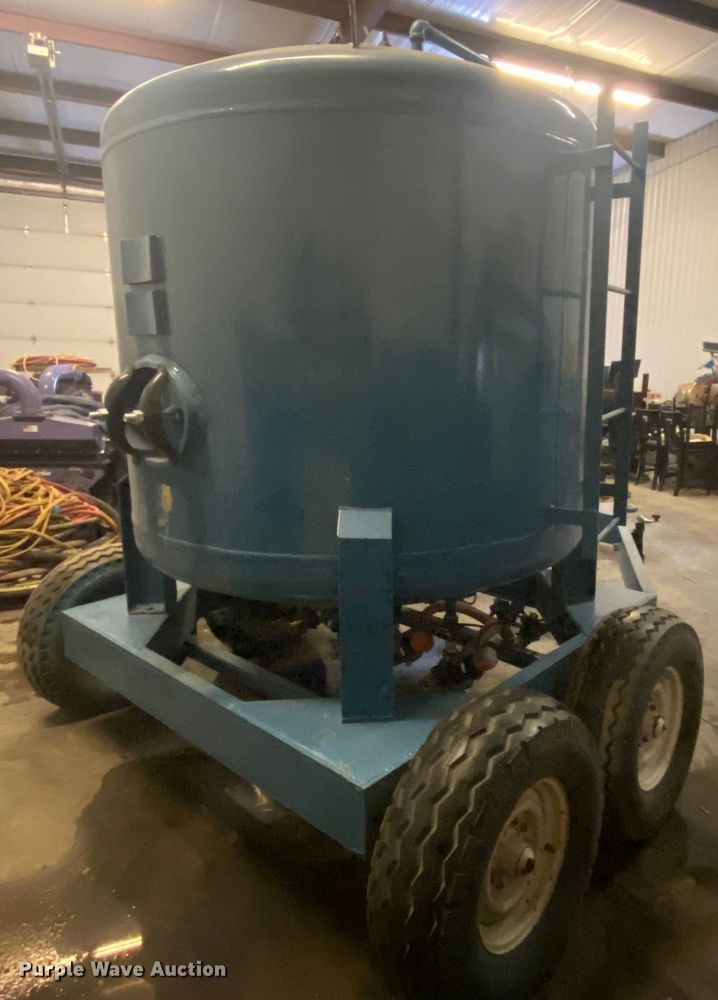 image for item DL0357 Sand blasting pot trailer