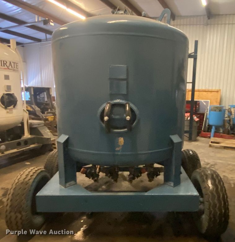 image for item DL0357 Sand blasting pot trailer