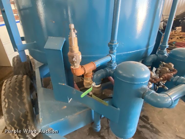 image for item DL0357 Sand blasting pot trailer