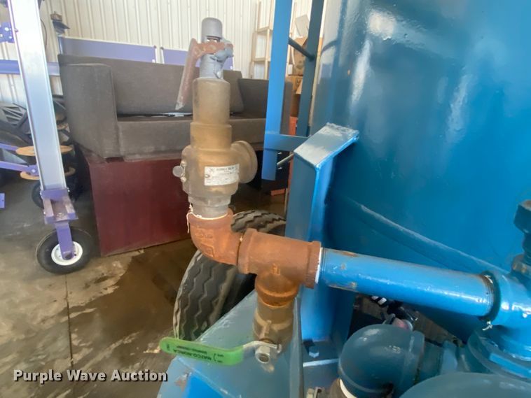 image for item DL0357 Sand blasting pot trailer