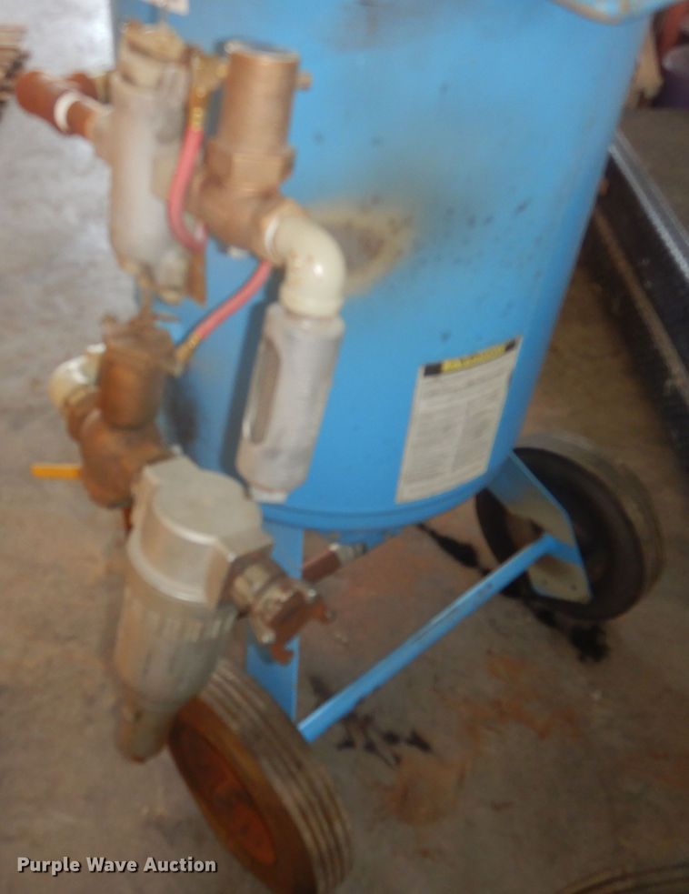 image for item DL0358 2019 Clemco 2452  sandblasting pots