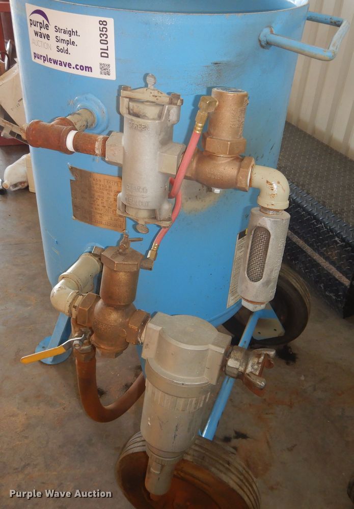 image for item DL0358 2019 Clemco 2452  sandblasting pots