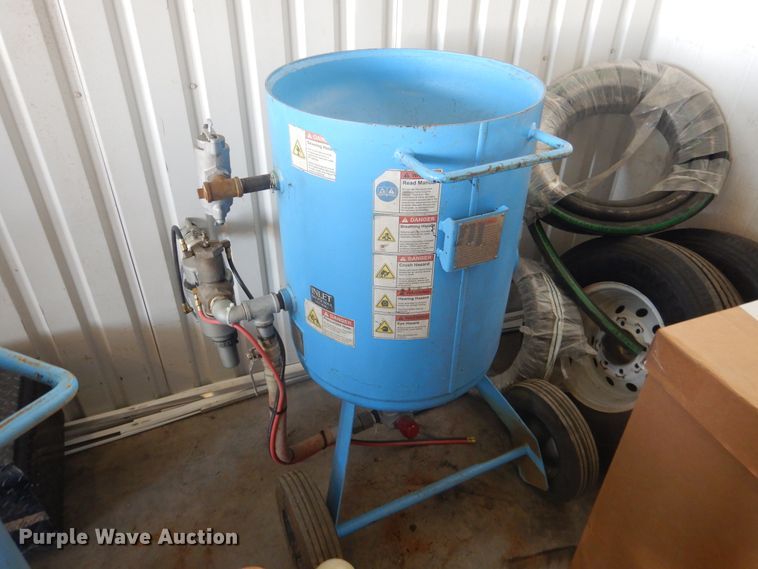 image for item DL0358 2019 Clemco 2452  sandblasting pots