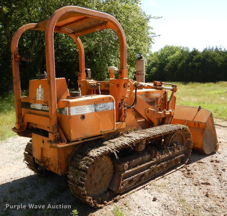 image for item DM0025 1985 International 100E  track loader