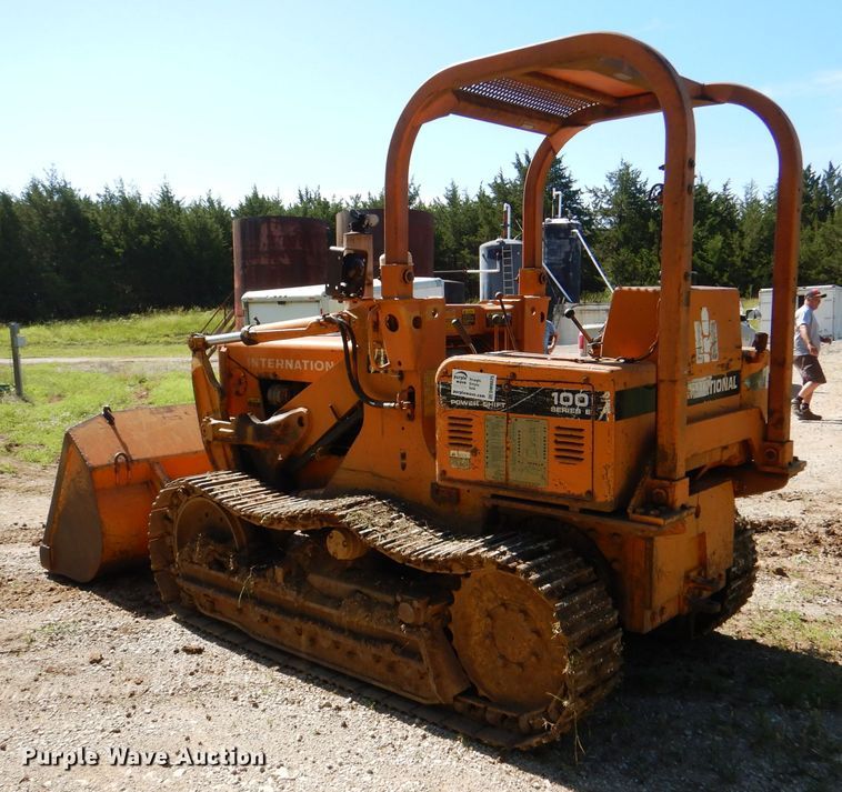 image for item DM0025 1985 International 100E  track loader