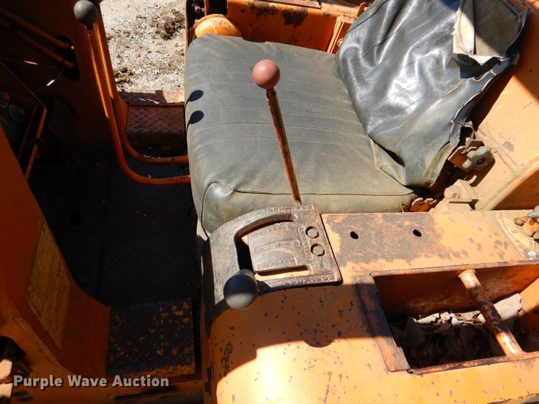 image for item DM0025 1985 International 100E  track loader
