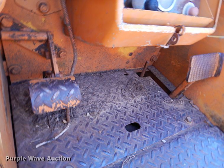 image for item DM0025 1985 International 100E  track loader