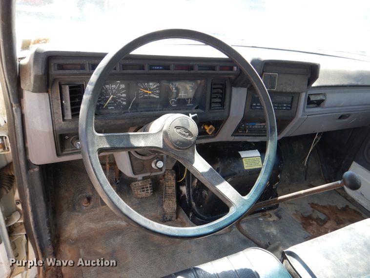 image for item DM0029 1998 Ford F800  flatbed truck