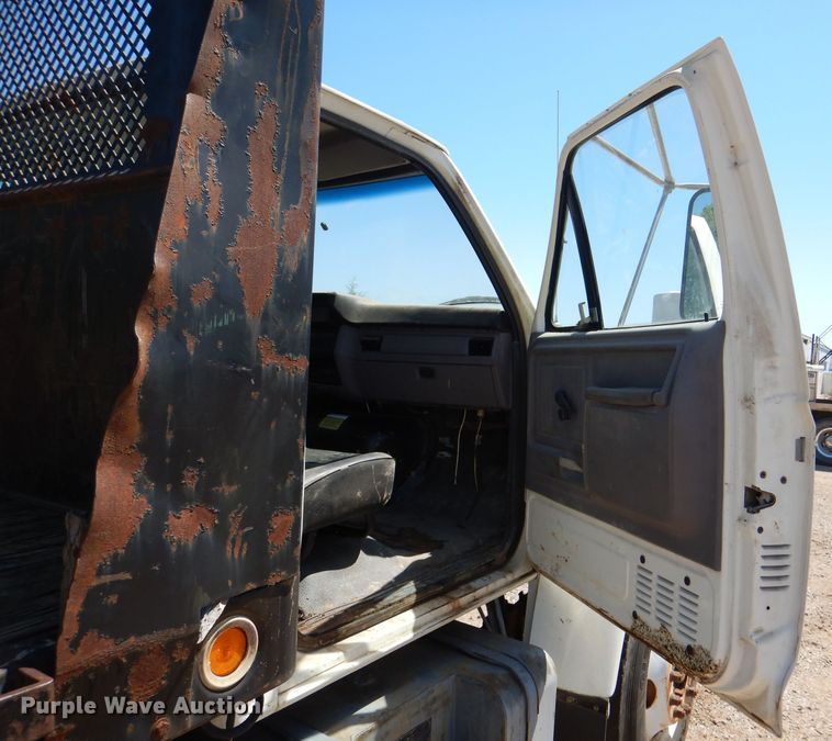 image for item DM0029 1998 Ford F800  flatbed truck