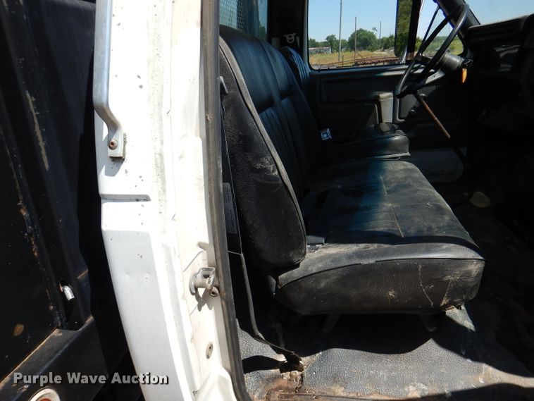 image for item DM0029 1998 Ford F800  flatbed truck