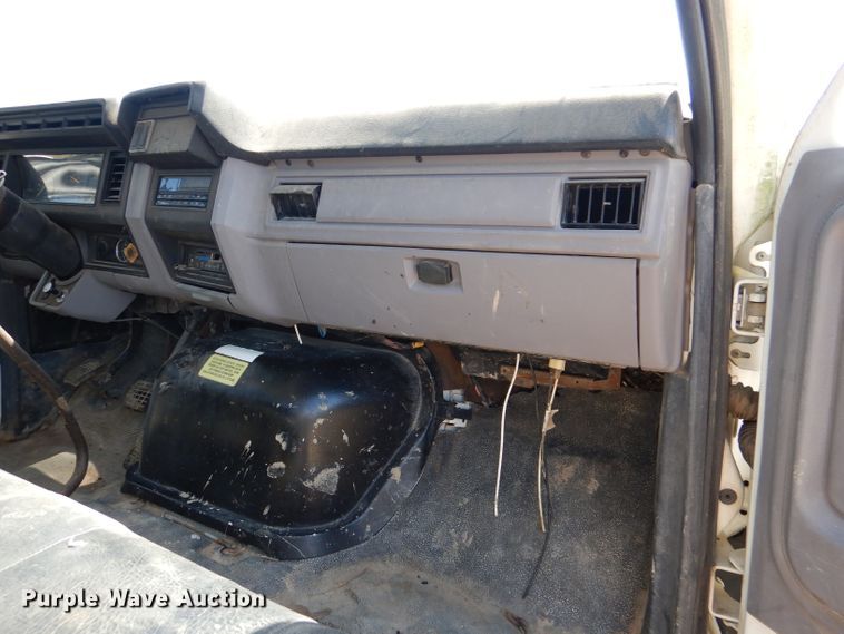 image for item DM0029 1998 Ford F800  flatbed truck