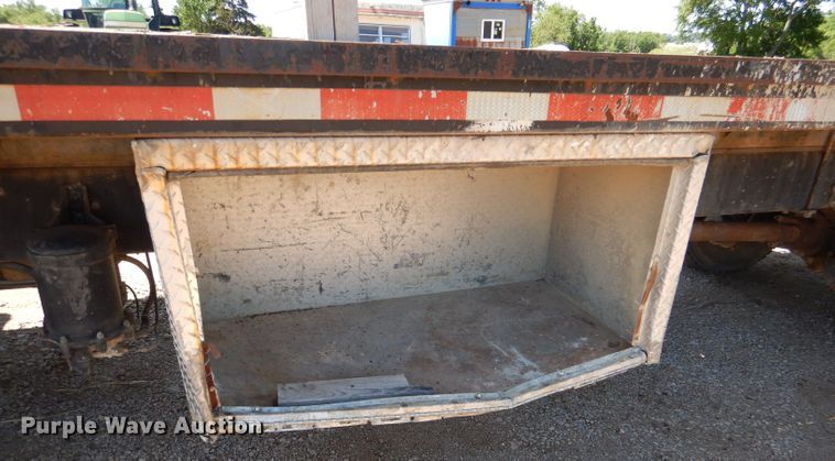 image for item DM0029 1998 Ford F800  flatbed truck