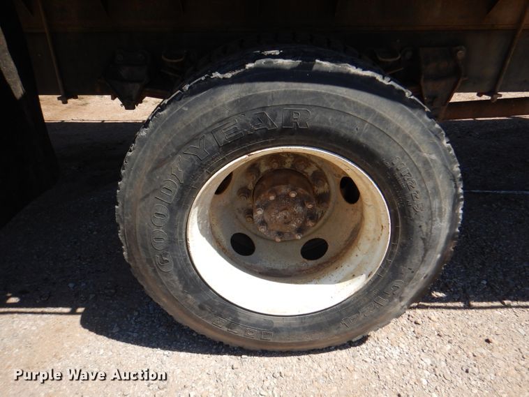 image for item DM0029 1998 Ford F800  flatbed truck