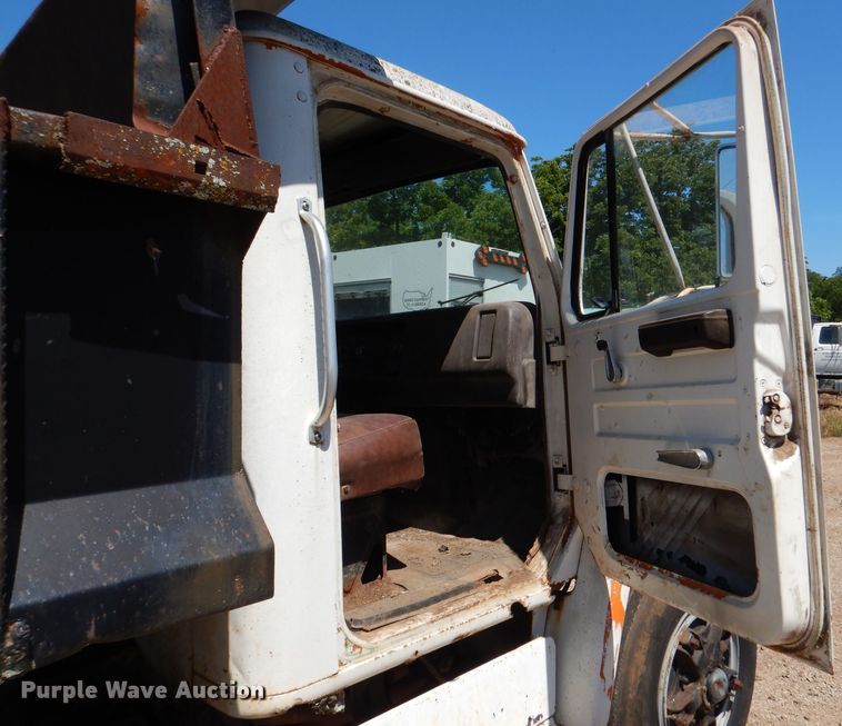 image for item DM0030 1986 International 1754  dump truck