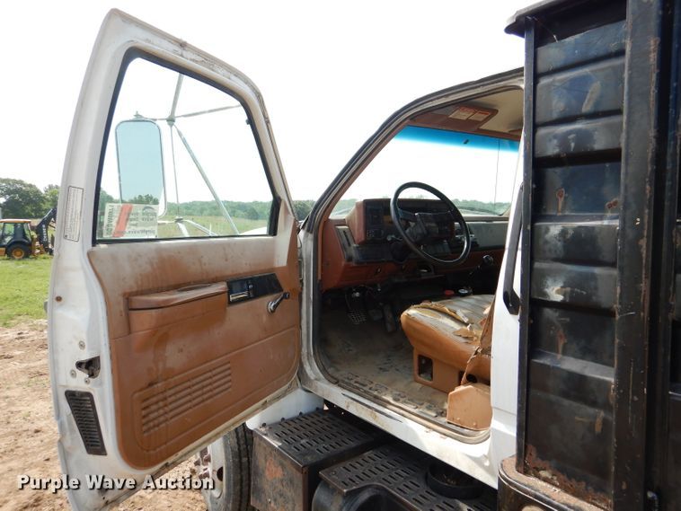 image for item DM0071 1993 GMC TopKick  flatbed truck