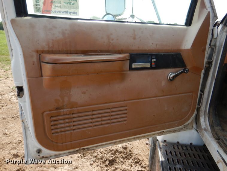 image for item DM0071 1993 GMC TopKick  flatbed truck