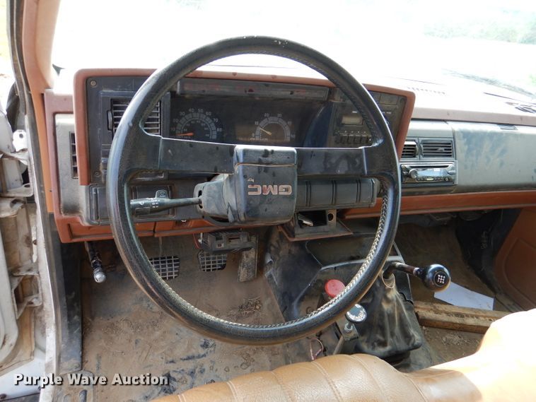 image for item DM0071 1993 GMC TopKick  flatbed truck