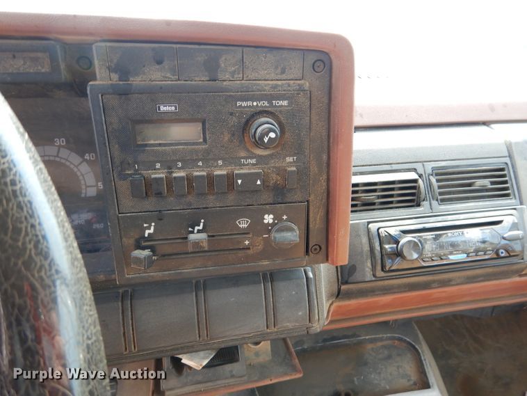 image for item DM0071 1993 GMC TopKick  flatbed truck