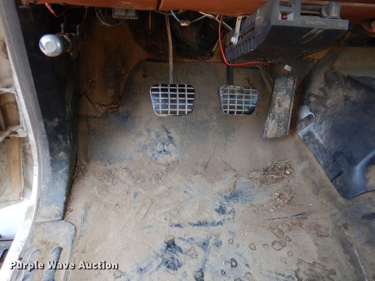 image for item DM0071 1993 GMC TopKick  flatbed truck