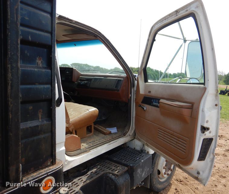 image for item DM0071 1993 GMC TopKick  flatbed truck