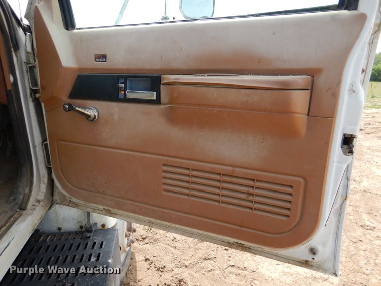 image for item DM0071 1993 GMC TopKick  flatbed truck