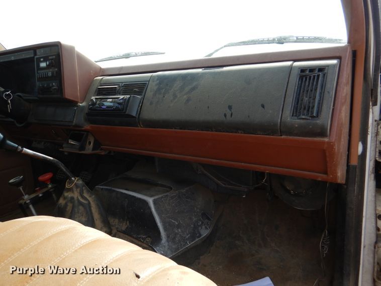 image for item DM0071 1993 GMC TopKick  flatbed truck