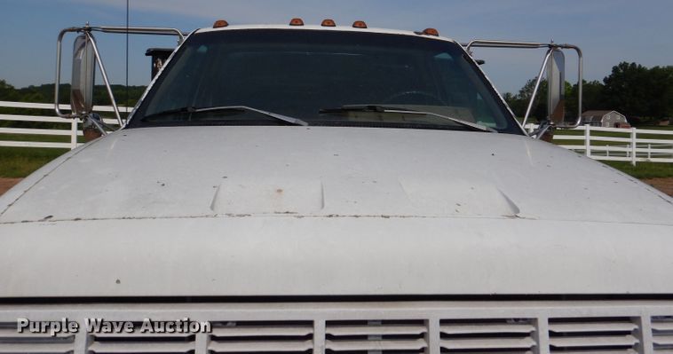 image for item DM0071 1993 GMC TopKick  flatbed truck